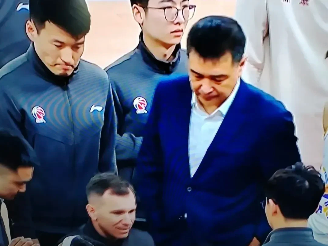球队主教练在比赛中频频调整战术